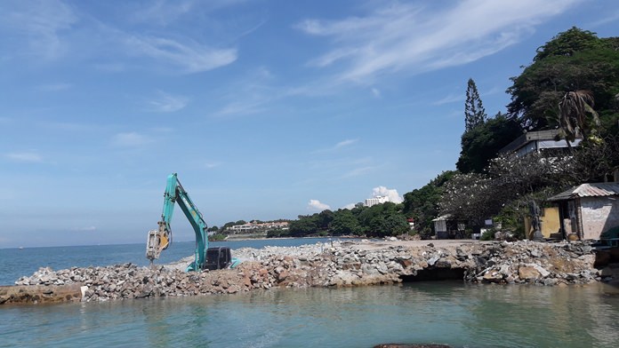 The owner of the Golden Cliff House on Pratamnak Soi 5 hired contractors to demolish his waterfront pool.