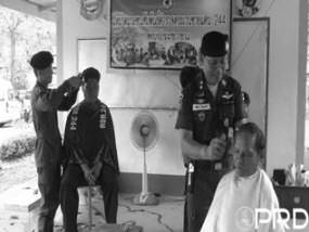 Bueng Kan police use free haircuts to urge neighborhood watch