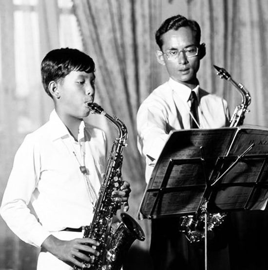 HM King Maha Vajiralongkorn Bodindradebayavarangkun playing the saxophone with father, King Rama IX, who was known to be Thailand’s ‘Father of Jazz’.