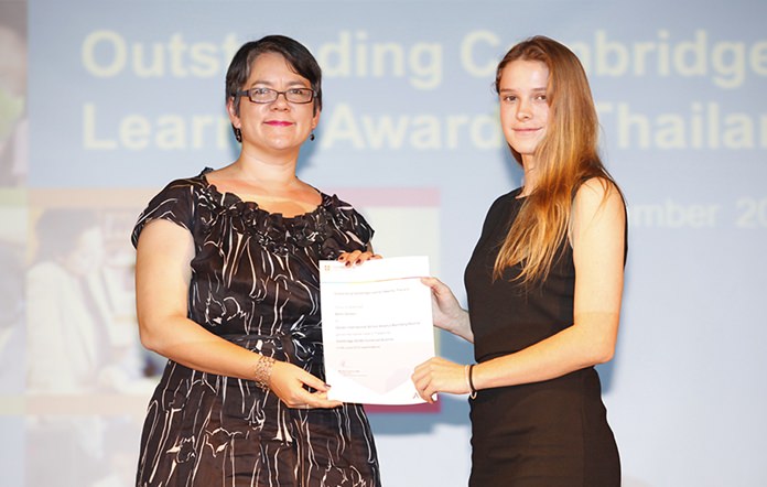 Seren receives her certificate from Mrs Margaret Tongue, Deputy Head of Mission at the British Embassy in Bangkok.