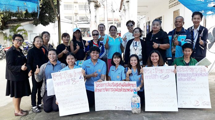 Somkiet Dejpaiboon, chairman of the Khao Talo Community, along with residents, students and public health workers take part in recycling activities.