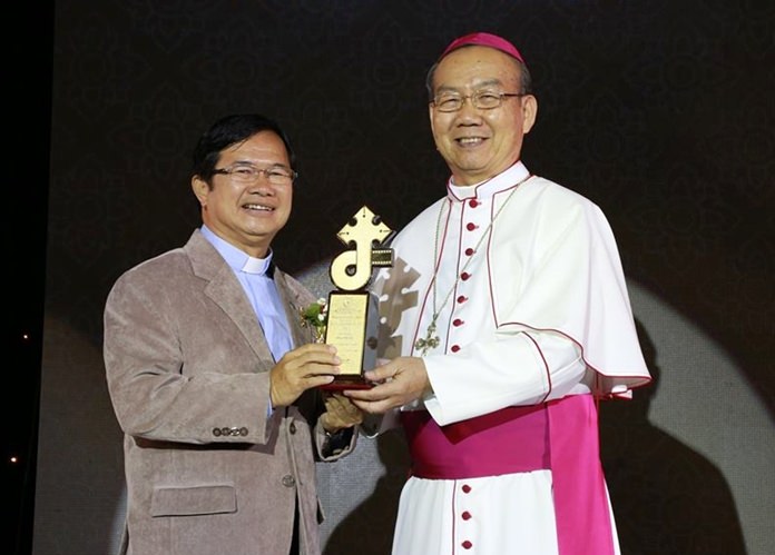 Fr. Picharn Jaiseri, chairman of the Father Ray Foundation receives the Outstanding Program Award 2016 from Jaow PratanSridarunsin, director of the Thai Catholic Media.