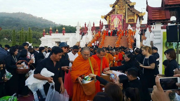 Chiang Mai Governor Pawin Chamniprasart was joined by government officials, military officers and many others in offering food to monks at Royal Park Rajapruek.