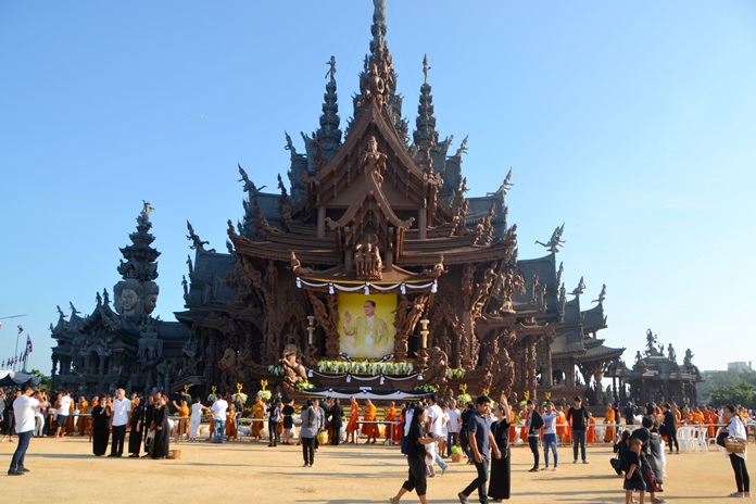 Pattaya’s Sanctuary of Truth honored HM the late King in five religions in its annual Father’s Day ceremony.