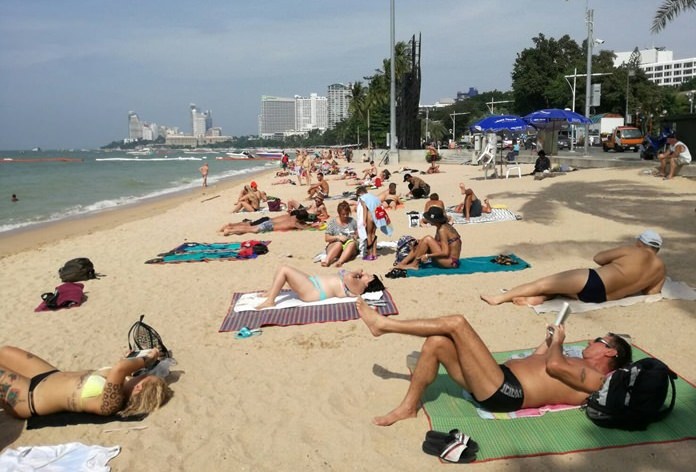 Pattaya Beach was quite busy all day long during the weekend.