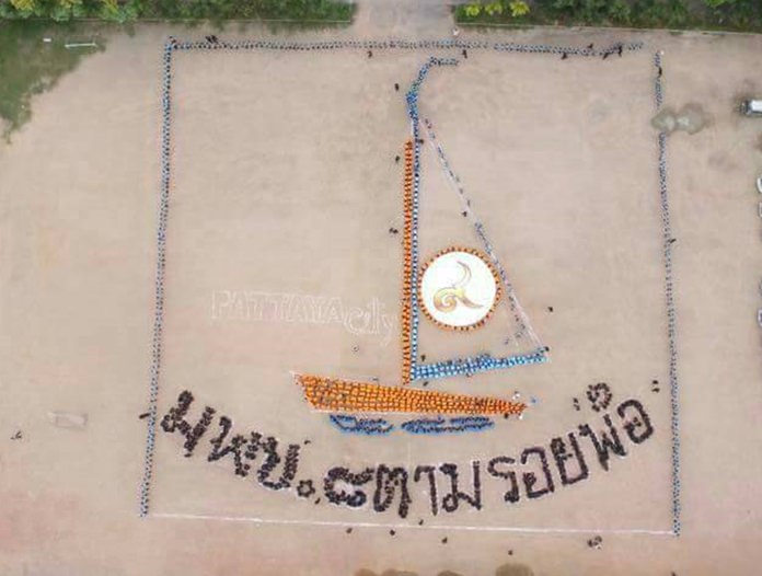 Students of Pattaya School 8 form an image of a sail boat and a message to HM the late King in heaven saying that ‘We will follow the footsteps of our Father’.