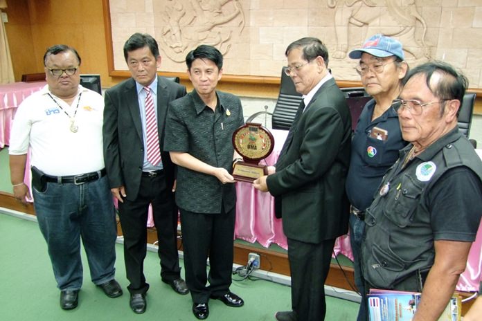 Chonburi Governor Pakarathorn Thienchai (center) was honored by Union Media of ASEAN for his work in improving relations with Cambodia during his previous stint in Sa Kaeo.