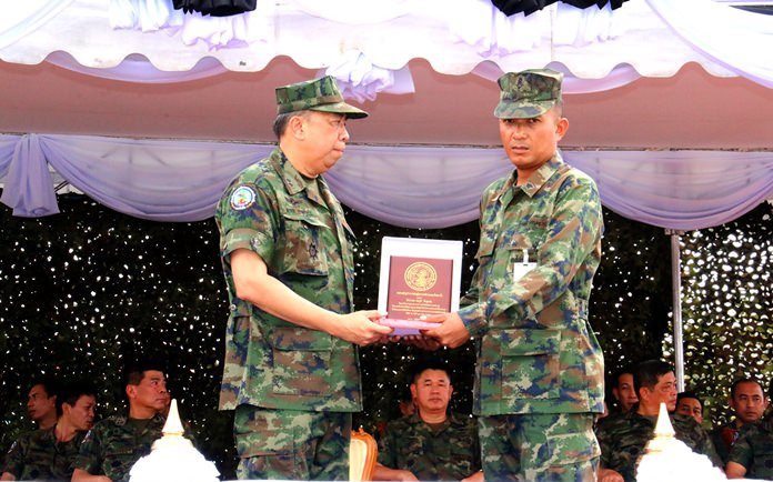 ACDC commander Rear Adm. Eakaraj Phomaumpak (left) awards Petty Officer 1st Class Thanaphum Pungsungnern (right) with a medal for bravery.