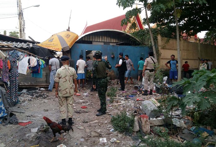 Police and soldiers raided 60 homes in the Rong Poh area of Pattaya, calling it a crackdown a drug-infested “red zone”.