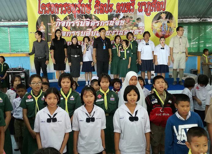 Students at Pattaya School No. 5 were taken out of the classroom for some hands-on learning to broaden their experience.