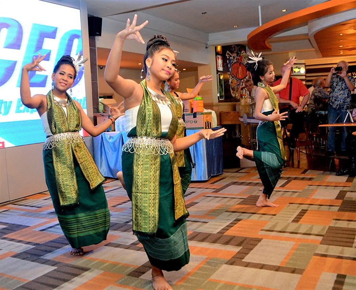 These four charming ladies in traditional costume entertained the PCEC with a classical Thai dance.
