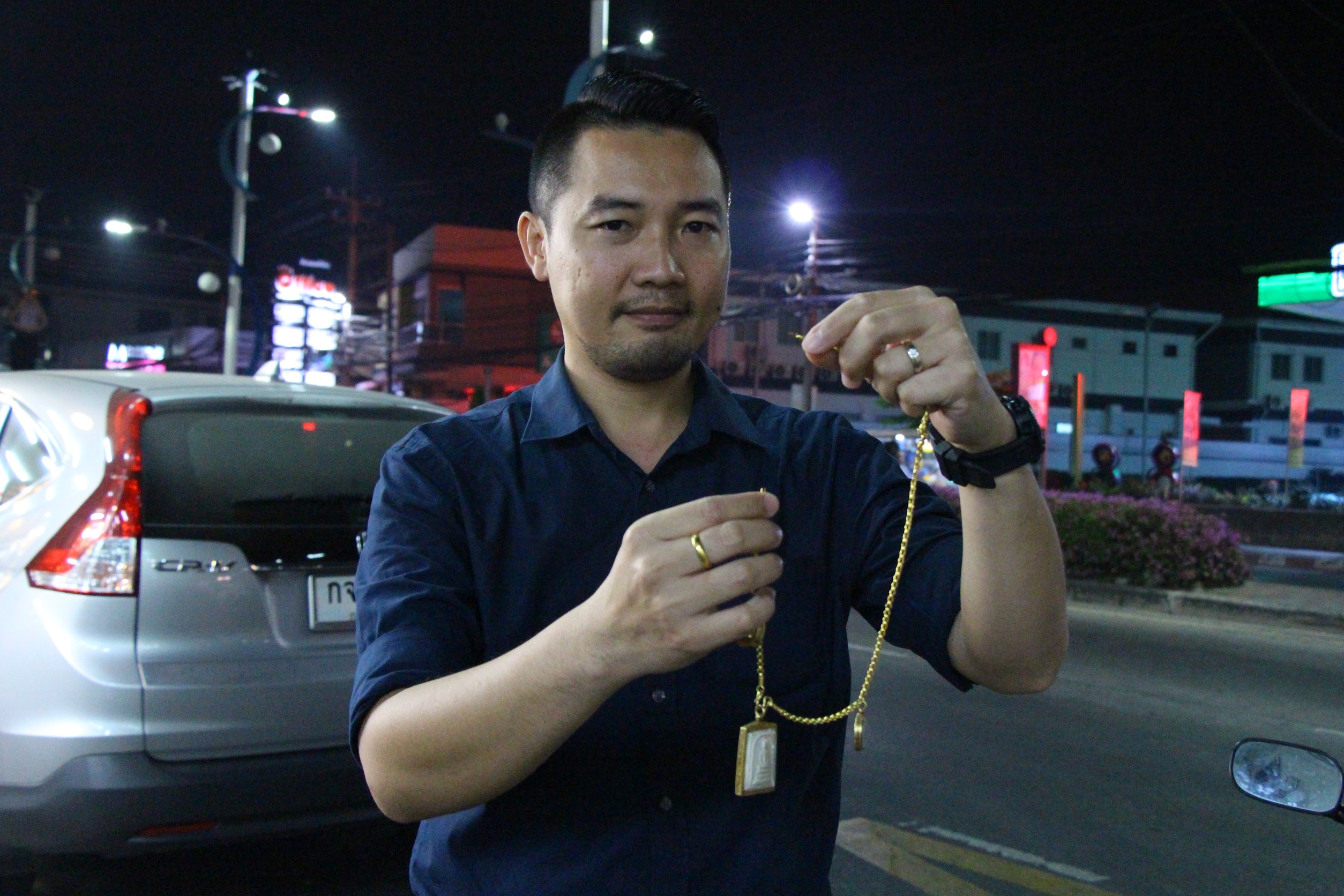 Komkrit Uthaiwat lost part of his big gold necklace to a ride by jewelry snatcher.