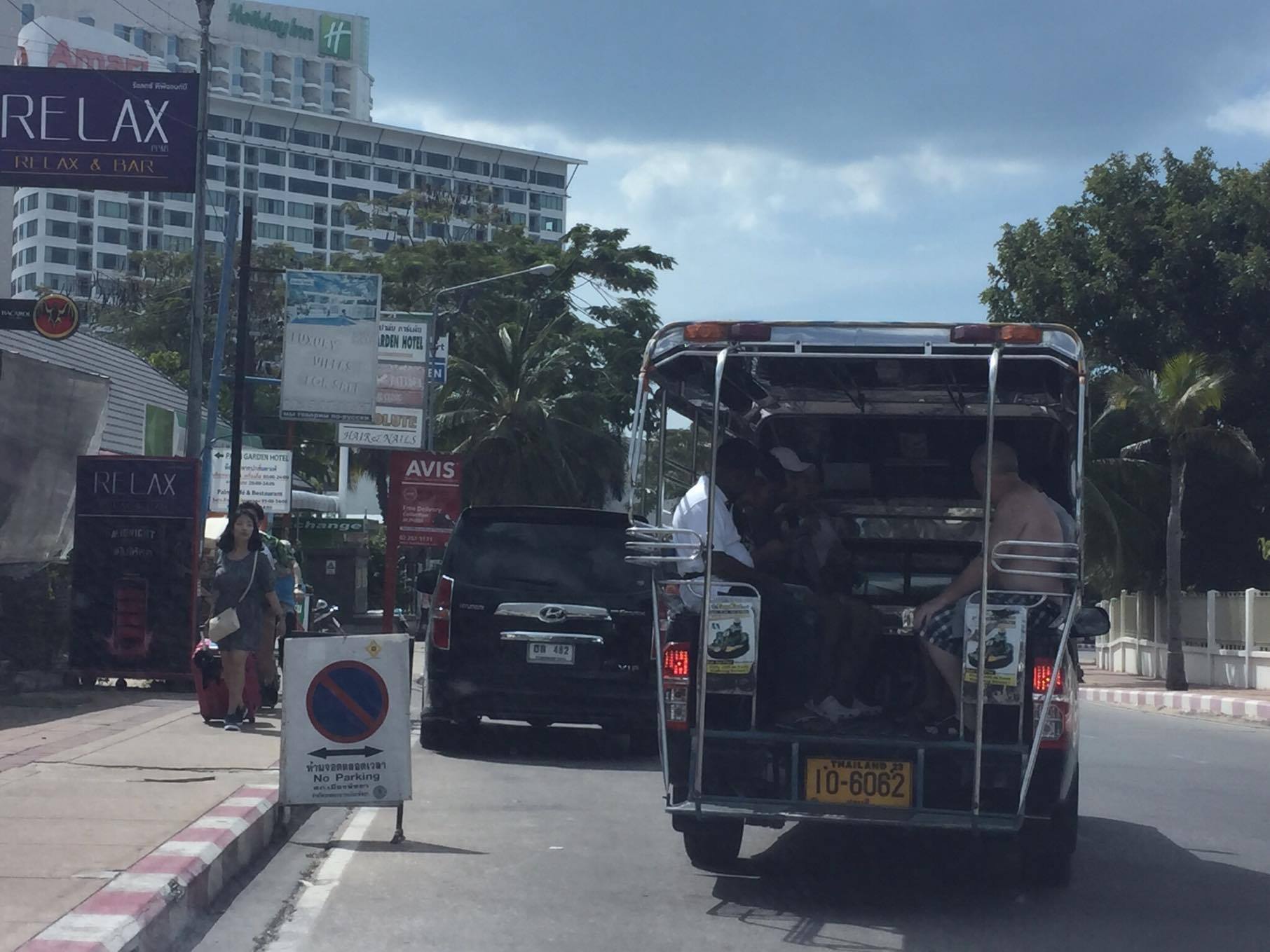 Photo shows that some baht bus drivers are still violating the new policy by parking in restricted areas.