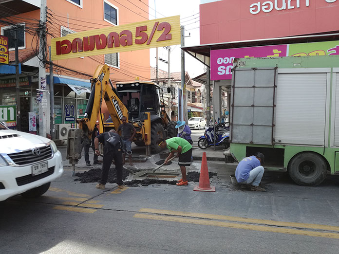 Pattaya has replaced bent manhole covers on Soi Khao Talo in response to residents’ complaints.