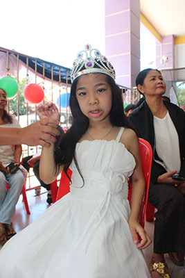 A beautiful young lady was crowned princess.