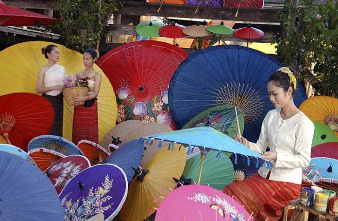 The Borsang Umbrella and Handicraft Festival is being held January 20 -22, 2017 in the village of Borsang in San Kamphaeng.
