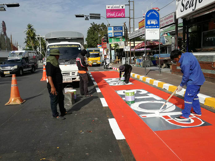 Work crews have been out repainting traffic lines and bus stop lines along Pattaya Beach Road.