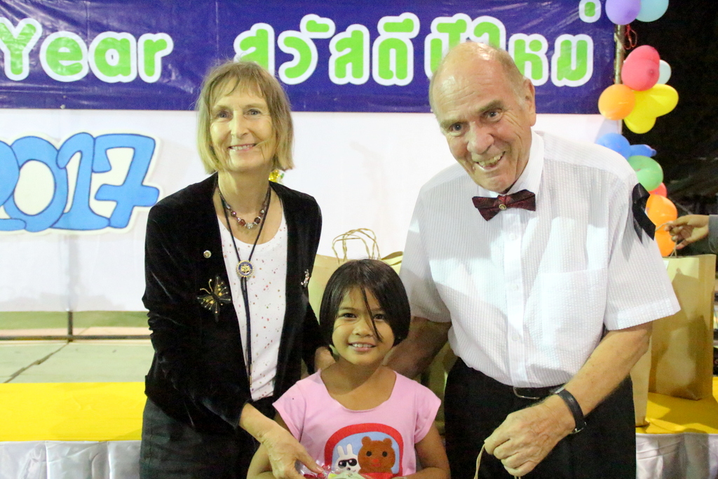 Dr. Margret and Dr. Otmar Deter give a gift to a little girl.