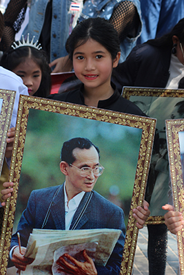 Fahana Malhotra holds up a portrait of HM King Rama IX.