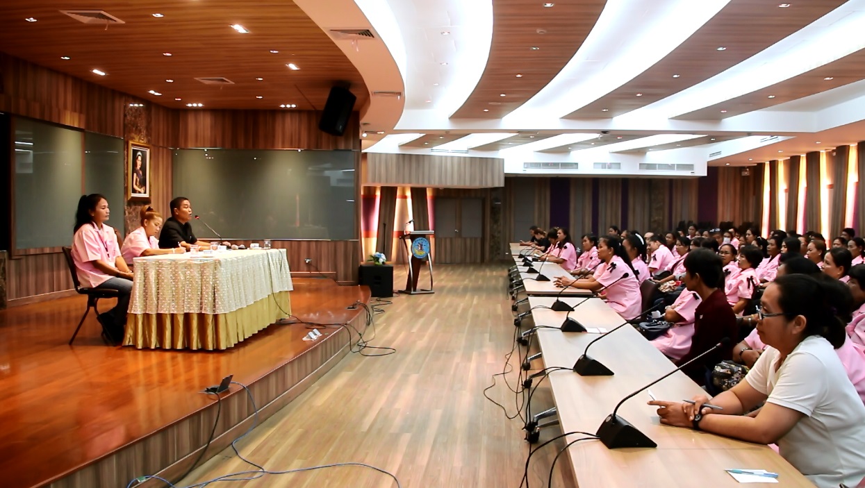 Manop Sakorn, chairman of the Jomtien Beach Thai Massage Club, briefs 180 masseurs and masseuses on new policies covering both the “free” and “Jomtien” zones, in which therapists wear blue and pink shirts, respectively.