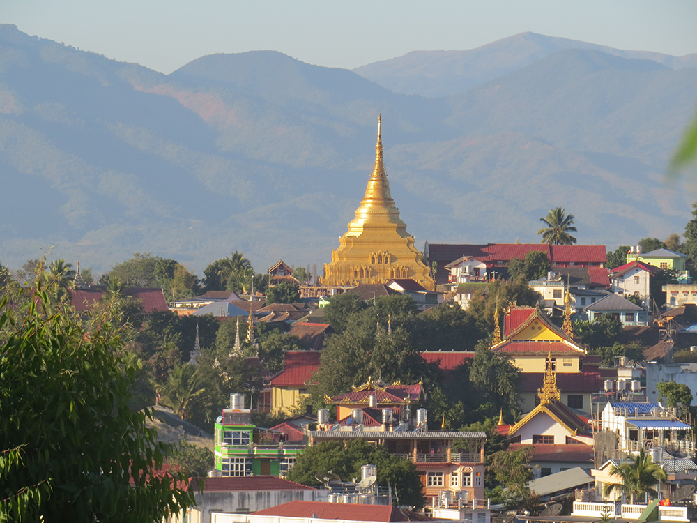 The gold pagoda of Wat Jom Kai dominates the skyline in this small town, built in the 13th century the temple is in the Shan style.