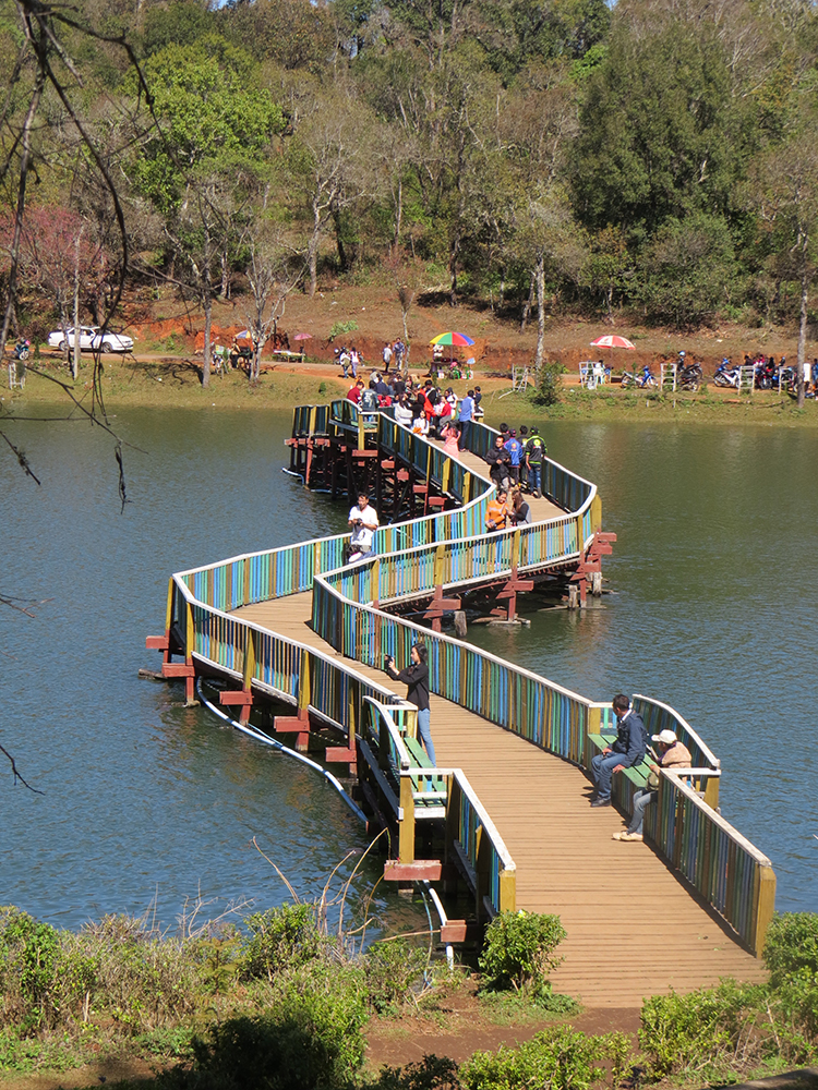 The scenic bridge across the Loi Mwe Lake is filled with local visitors enjoying the fresh air and cool breezes and of course, is the most popular spot for the ubiquitous selfie.
