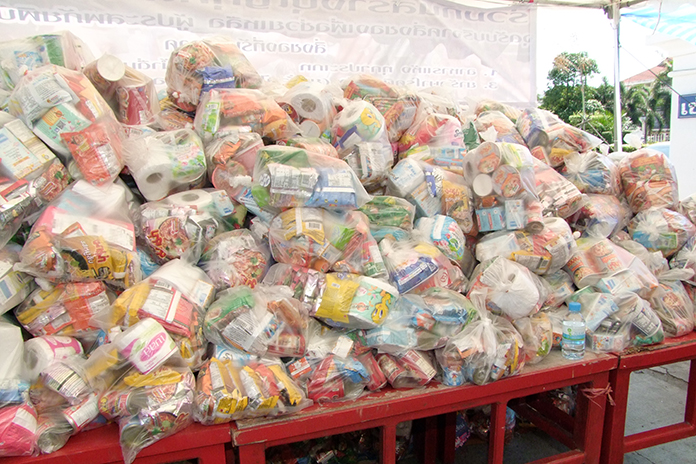 Chonburi residents donated more than 275,000 baht worth of goods, clothes, food, water and cash to assist victims of severe flooding in southern Thailand.