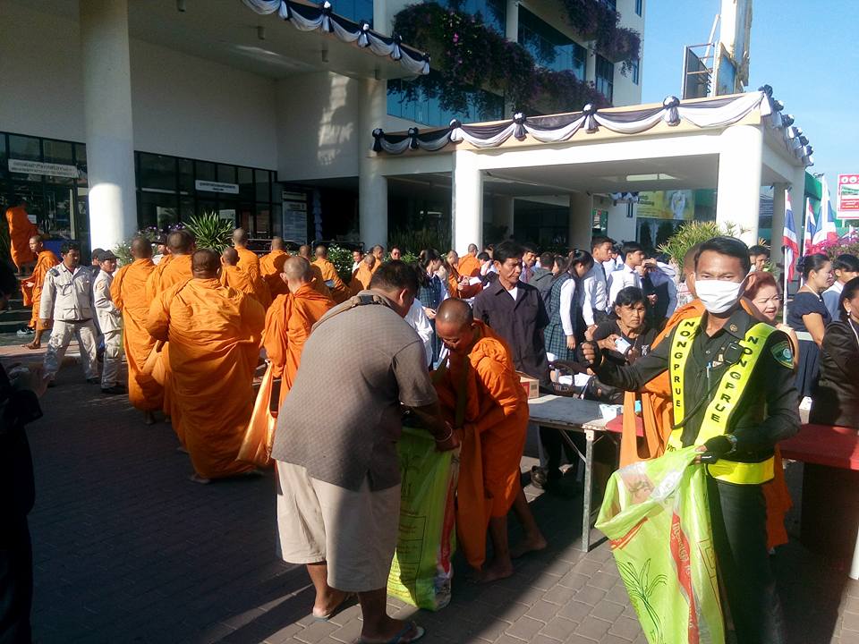 Monks from Sutthawat Temple accepted alms from hundreds of people at Nongprue’s sub-district office.