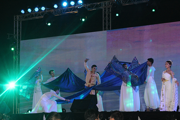 The Maha Chanok troupe took the stage for a contemporary dance performance.