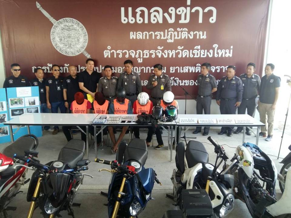 Maj. Gen Sarayut Sangnuanpokhai, commander of Chiang Mai Police and Deputy Commander Pol. Col. Piyapan Patarapongsin are joined by police and the five suspects, all minors, to show the motorbikes they had recovered from the thieves.