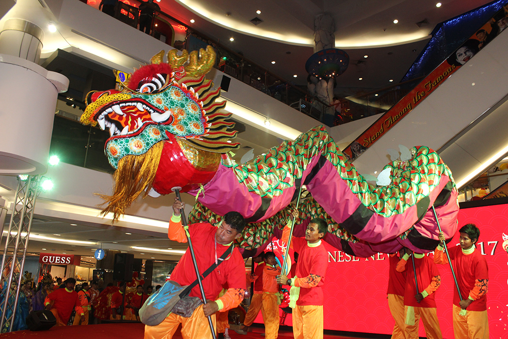 The dragon show was spectacular at the Royal Garden Plaza.