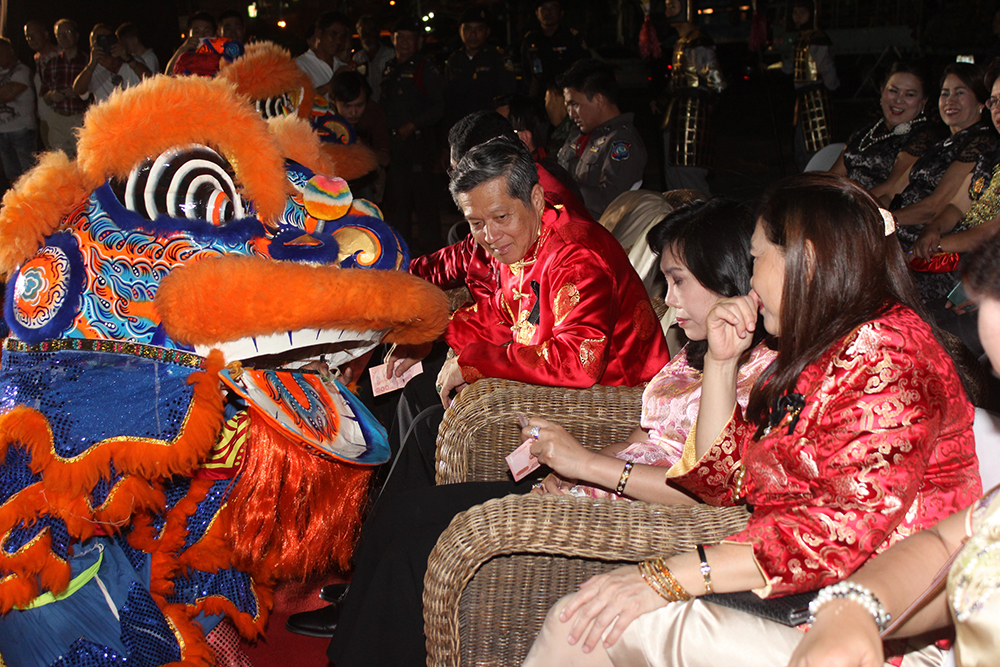 Chanatpong Sriviset feeds the dragon with a red ‘Angpao’ envelope.