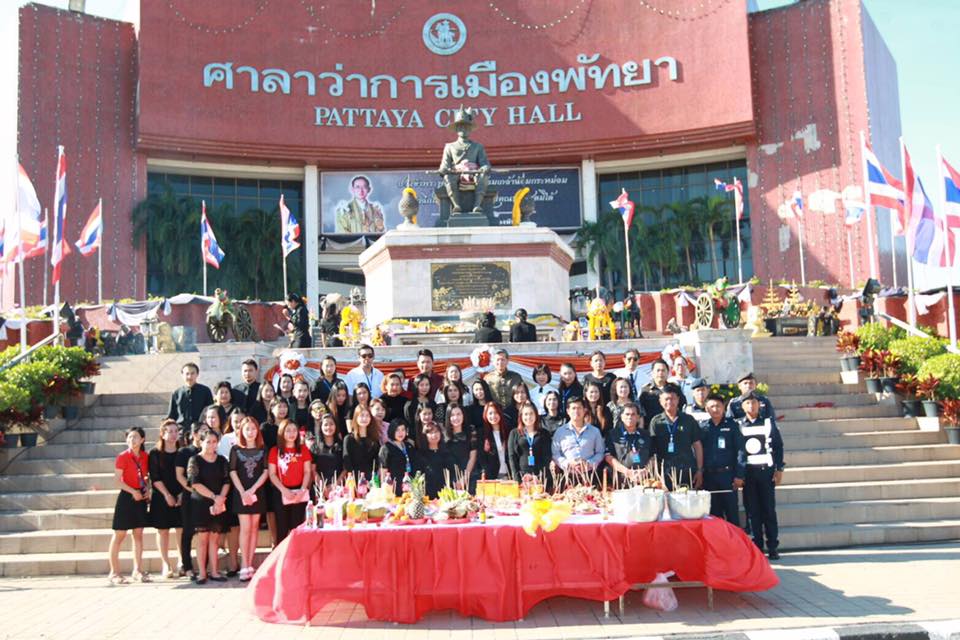 Officials and staff gather at City Hall to pay Chinese New Year homage to King Taksin.