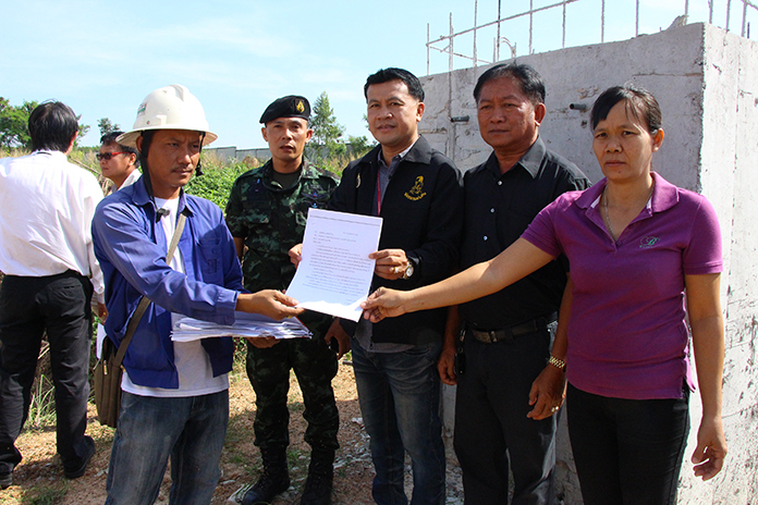 Nongprue officials follow up with the waste water issues in Baan Darapan 5 and Ekmongkol 8 Village. 