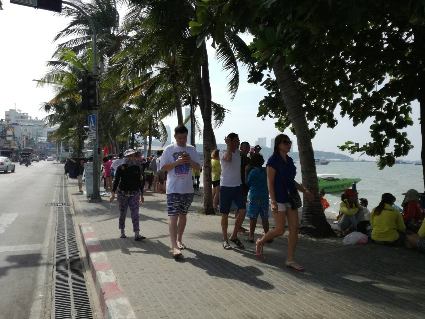 Pattaya authorities have lifted a ban on beachfront sales booths during events that promote tourism, but promised to reinstate the ban if vendors abuse the privilege.