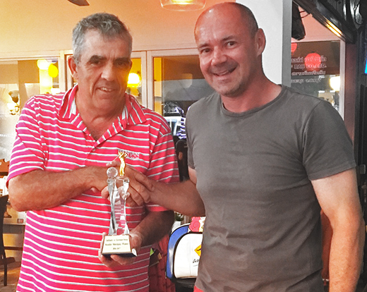 Chrusi Balzli (left), President of the German Swiss Society receives the matchplay trophy from the Outback Bar’s Andre Coetzee.