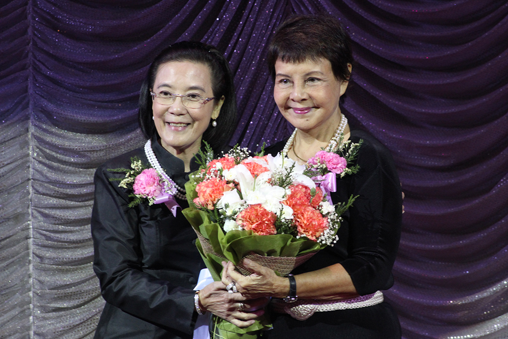 Radchada Chomjinda (left) thanks Sopin Thappajug with flowers.