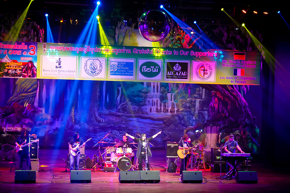 The Maleehuana Band, fronted by Professor Khatawuth Thongthai, looked like your typical hard rock band, but when the music started, the audience was stunned by the softness of the melodies they played.