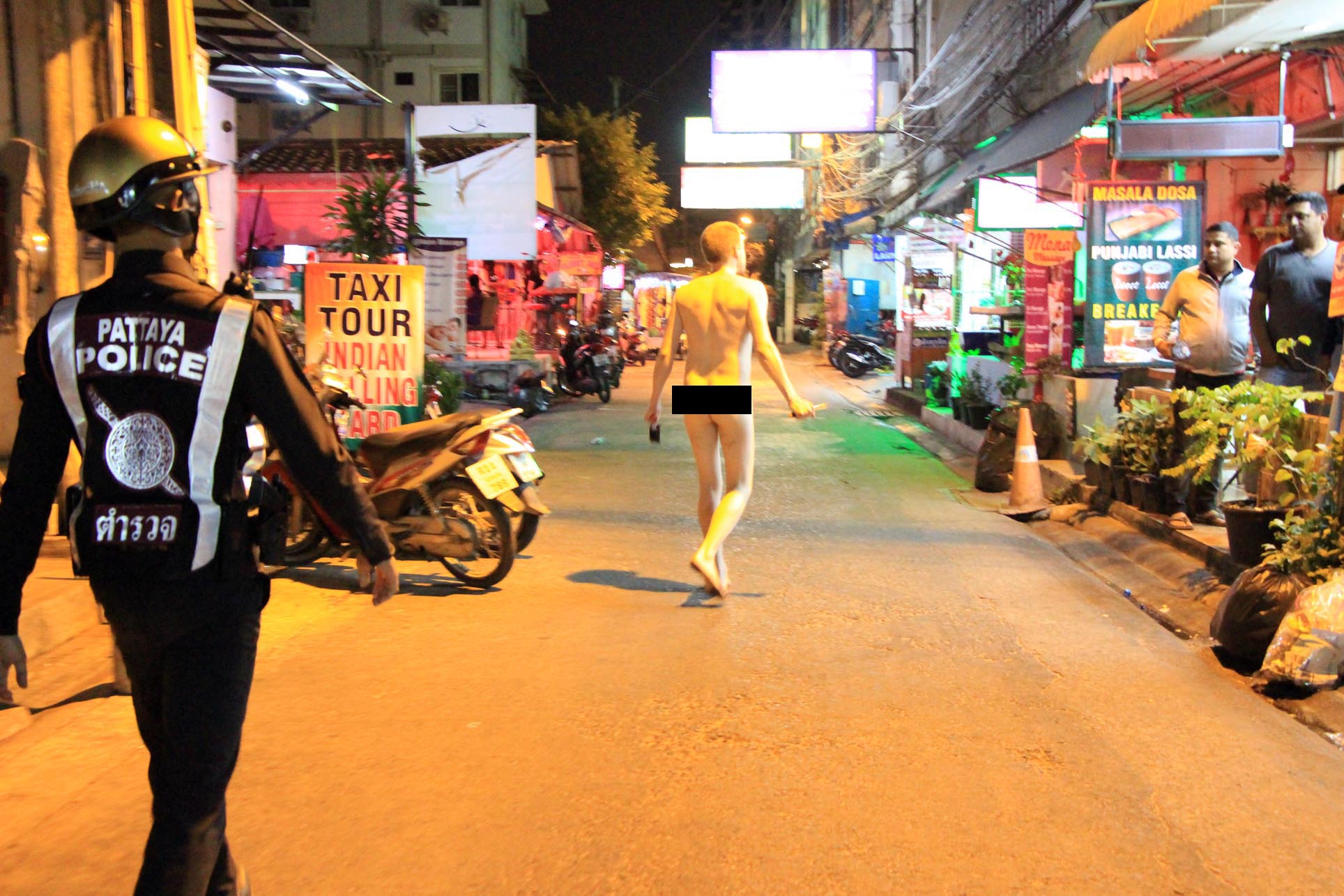 A naked foreigner armed with a knife was arrested for threatening people near a market in Central Pattaya. The reason for the strange behavior was not immediately known.