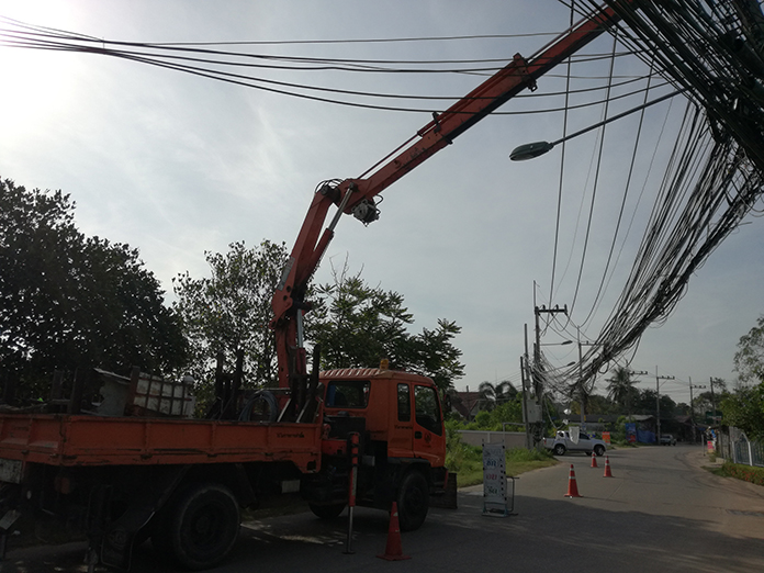 A tall piece of heavy machinery travelling through Pattaya plunged Soi Mabtato 2 into darkness when it snagged power lines and pulled down an electric pole.