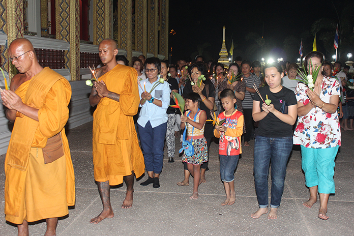 Monks lead people in the Wien Tien ceremony at Wat Khaosaotongthong in Nongprue.