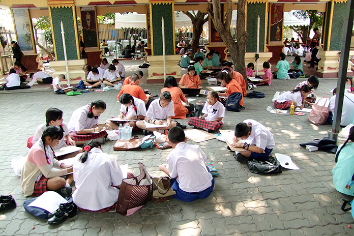 Chonburi students compete in poetry, calligraphy and other traditional arts at the Cultural Arts Festival of Induced Values and Social Sustainability.