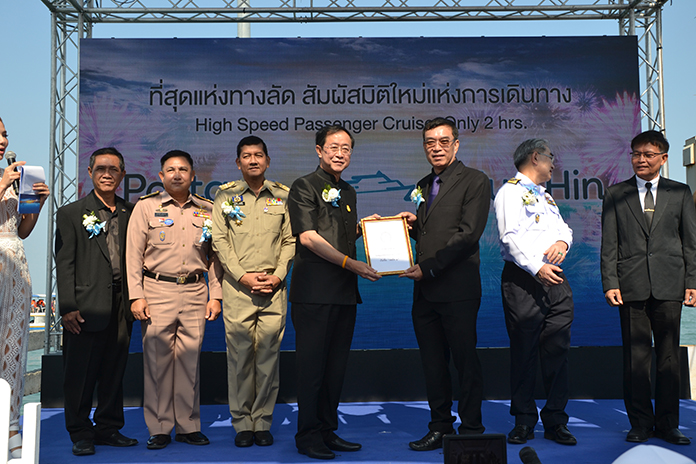 Transport Minister Arkhom Termpittayapaisith (center, left) presents the operating license as part of the opening ceremonies.