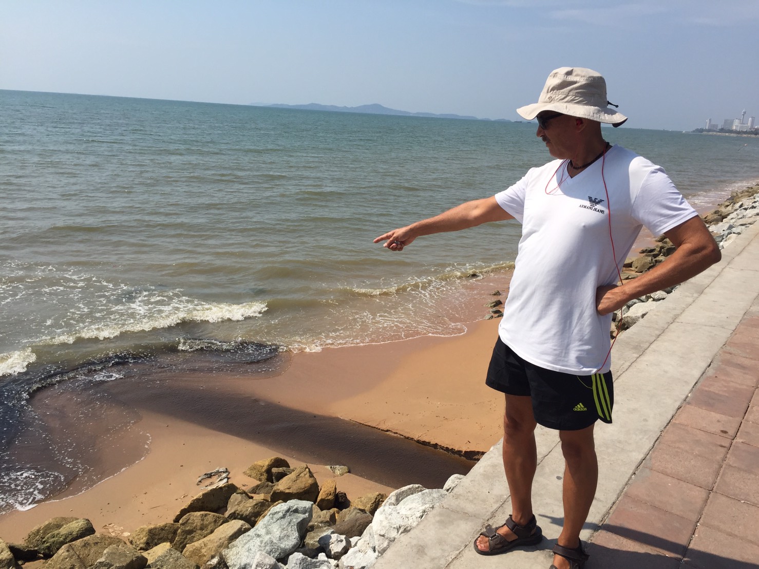 Najomtien beachgoers complained that a 50-meter stretch of oceanfront has been polluted by sewage.