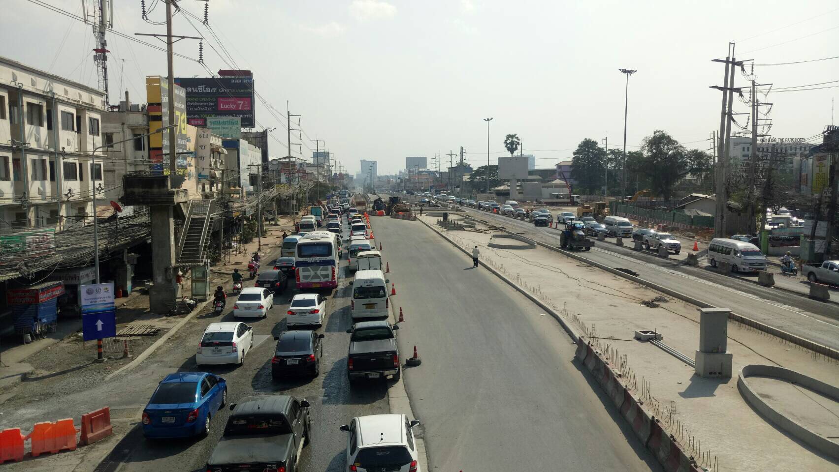 Sukhumvit Road was bogged down by the Central Road bypass tunnel project, but the connecting arteries into downtown weren’t much better.