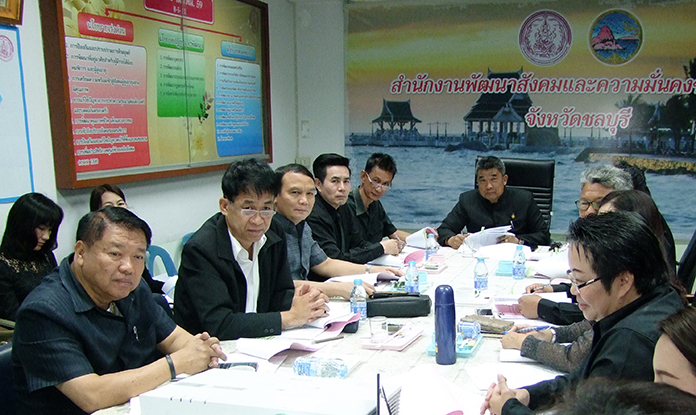 Samart Tiewpoonwong, director of Chonburi Culture Office, chairs the Feb. meeting of the Beggar Control Commission.