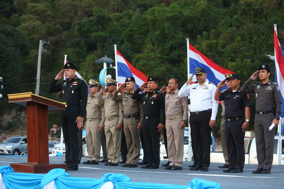 Maj. Gen. Yuthachai Tieanthong, commander of the 14th Military Circle, dispatched his army of police, city and district officials and soldiers to the beachfront to end speedboat operators using Pattaya Beach to take on or disembark passengers.