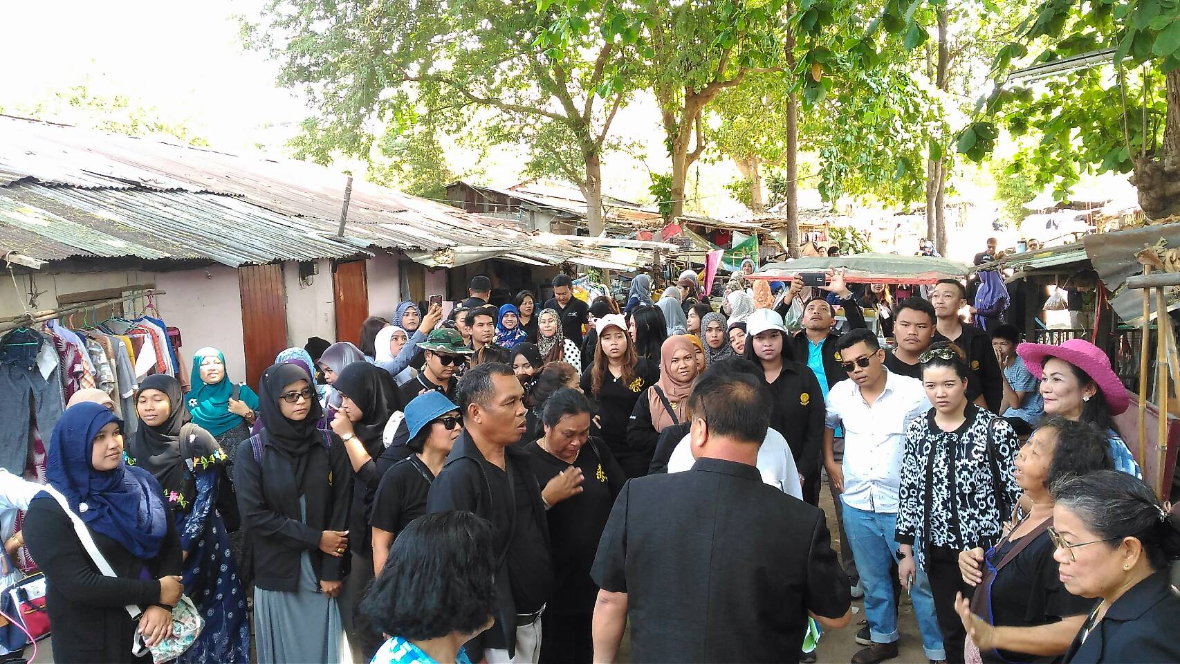 Officials from five southern provinces visited the Soi Korphai Community to study its award-winning drug-prevention program.