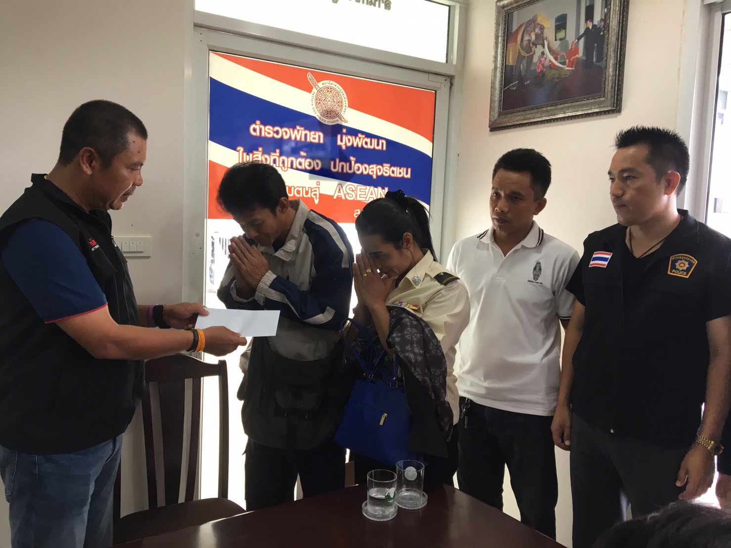 Pattaya police chief, Pol. Col. Apichai Kroppech gave Sompod and Kanlaya Pahulo a reward and planned to present them certificates for their bravery in catching a pair of teenagers who snatched a woman’s handbag on Soi Buakhao.