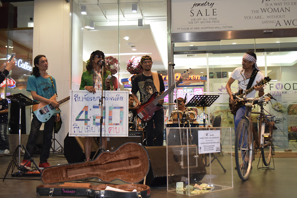 Musicians jammed for two days outside Mike Shopping Mall to raise funds for victims of the flood disaster in the South.